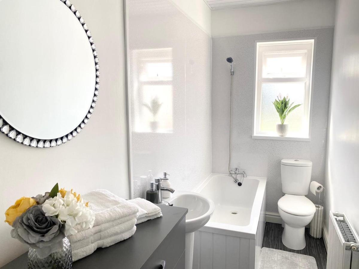 Cosy Cheerful 2 Bedrooms Near Piccadilly, Etihad Stadium Sleeps Up To 5 Manchester Exterior photo